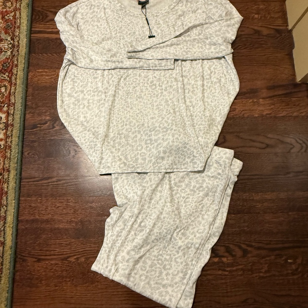 T Tahari Cream Leopard Print Pajama Set